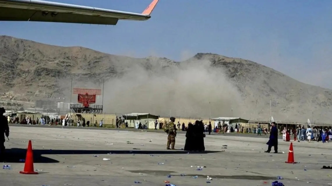 <b>喀布尔机场附近爆炸造成重大伤亡</b>