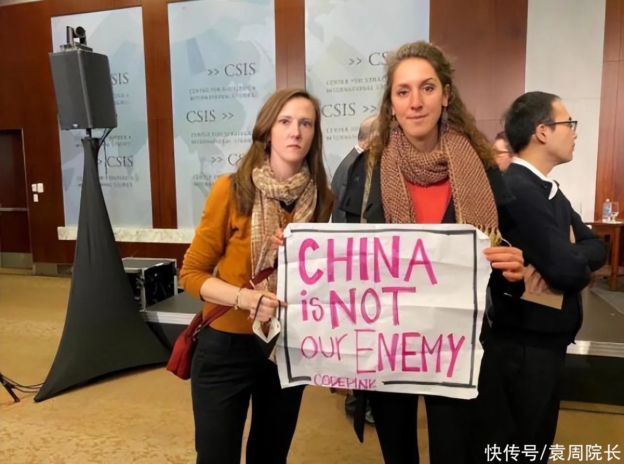 <b>为何要针对中国？女记者在美国智库会场发难，</b>