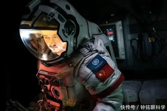 外媒点名批评《流浪地球2》中国拯救地球，外国
