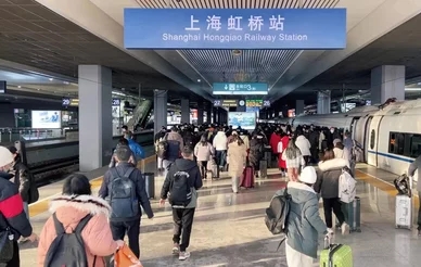<b>铁路迎来春节假期返程客流最高峰，铁路上海站</b>