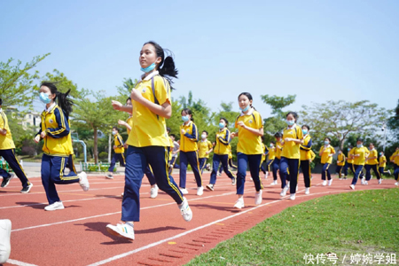 <b>学生体育课上，被要求“脱裙子”只穿裤袜，老</b>