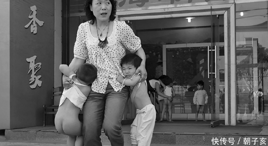 <b>汶川地震时，一张“老师救娃”照感动众人，3人</b>