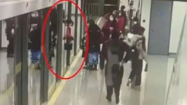 <b>上海地铁回应女乘客被夹身亡</b>