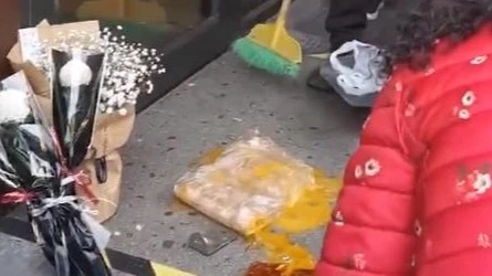 <b>重庆涉事星巴克门店被送白花扔鸡蛋</b>