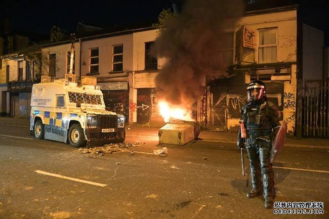 英国北爱爆发骚乱：民众怒烧公交 约翰逊深夜发声