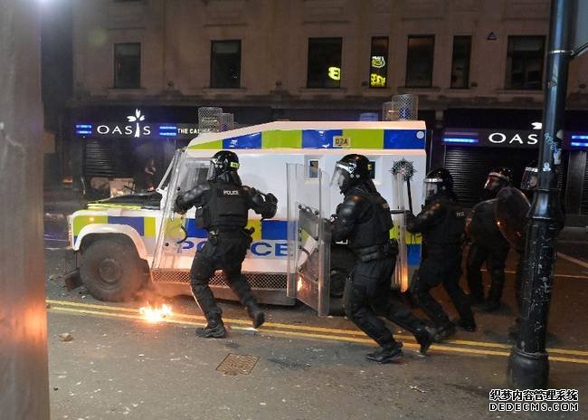 英国北爱爆发骚乱：民众怒烧公交 约翰逊深夜发声