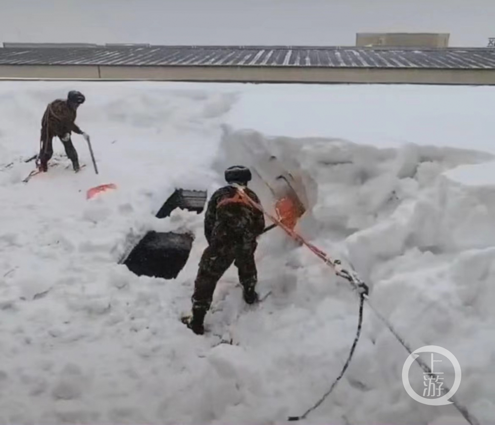 ▲部队战士来到通辽一农副产品批发市场，铲除近两米厚积雪。图片来源/科尔沁融媒体