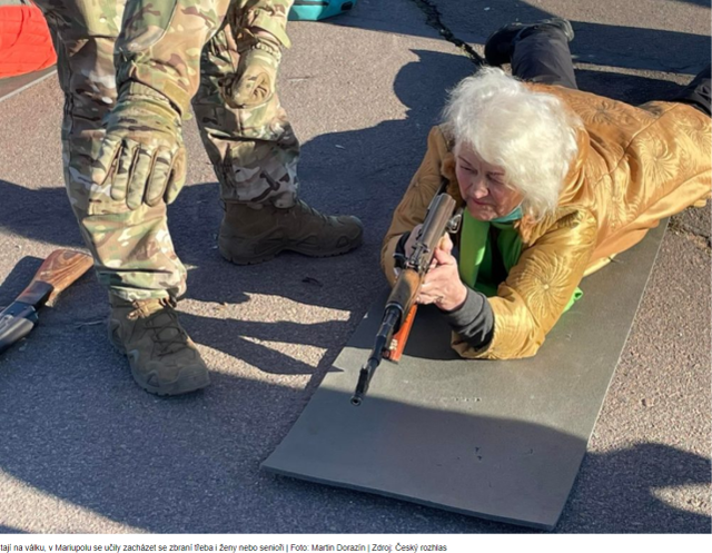 正学习使用枪械的79岁的老人瓦伦蒂娜。图源：外媒截图