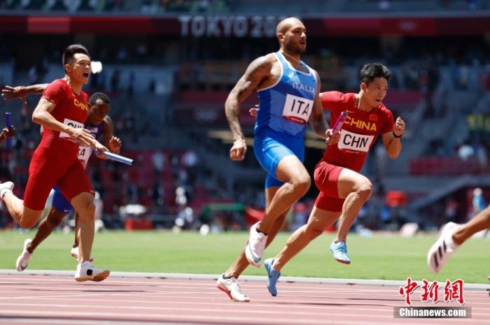 2021年8月5日，东京奥运会男子4x100米接力预赛中，由吴智强、谢震业、苏炳添、汤星强组成的中国队跑出37秒92的成绩，以小组第一晋级决赛。中新社记者 富田 摄