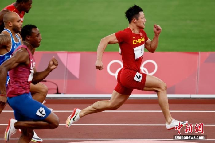 2021年8月1日，在东京奥运会田径男子百米半决赛中，中国选手苏炳添以9.83秒的成绩获得小组第一顺利晋级决赛，并打破亚洲纪录，他也成为了首位闯进奥运男子百米决赛的中国人。图为苏炳添在比赛中。 中新社记者 富田 摄
